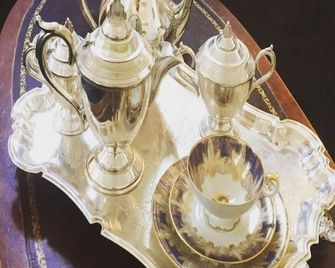 Gold Room at Aaron House. Walk to Everything - ניאגרה פולס - מסעדה