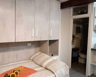 Romantic Accommodation In The Historic Center - Urbino - Bedroom