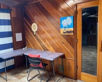 Adorable 1-bedroom guesthouse with kitchenette - Snyder