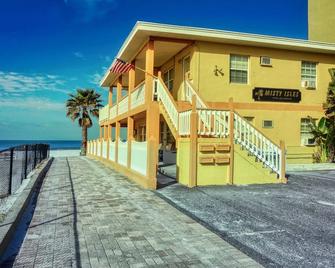 Steps to Sand n Shore Unit 2 & 4 Offers 4 Bedrooms - 2 Bath Sleeps 12 - Redington Shores - Budova