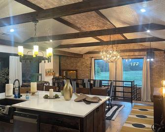 The only lodge on the Nueces River - Uvalde - Dining room