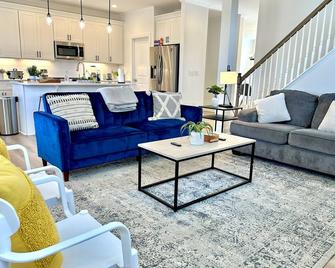 Contemporary Gem Family Townhouse w/ King Bed in Garner - Garner - Living room