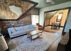 Stylish, Historic Getaway 2 Blocks from Waterfront - Bellefonte - Living room