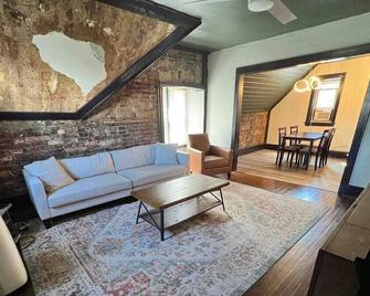 Stylish, Historic Getaway 2 Blocks from Waterfront - Bellefonte - Living room