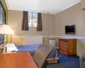 Super 8 by Wyndham Hayward Downtown - Hayward - Schlafzimmer