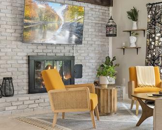 A Home Where Eclectic Luxury Meets Affordability - Altamonte Springs - Patio