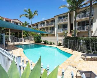 Hola Kirra - Ocean Blue Beachfront Oasis with Balcony - Coolangatta - Pool