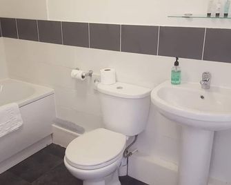 The Village Inn - Northallerton - Bathroom