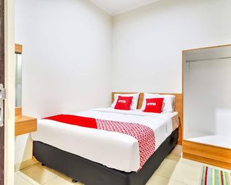 OYO 3346 Rukos Colombus G5 - Karawang - Schlafzimmer