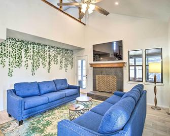 Updated Norman Getaway with Porch and Fire Pit! - Norman - Living room