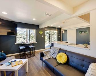 Green Mountain Falls Apt with Mountain View, Hot Tub - Green Mountain Falls - Living room