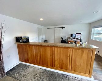 Bend Riverside Condos Near Downtown Bend - Bend - Front desk