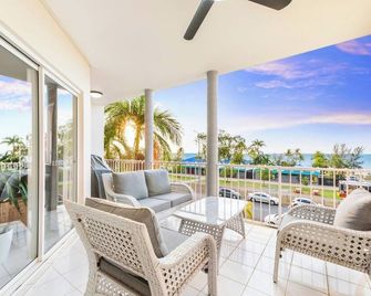 Arafura Abode - Oceanfront Stay with Stunning Views - Nightcliff - Balcony