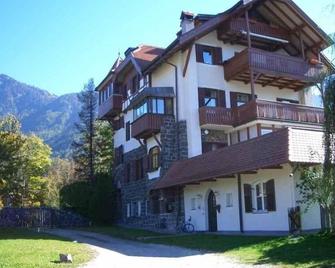 Holiday flat in Siusi with garden and panoramic view - Kastelruth - Gebäude