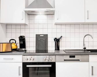 ☆Perfekt für 4 Personen! 2 Bedrooms with Netflix | Balkon | Küche | Washmachine - Essen - Kitchen