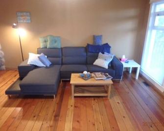 Beautiful 1bedroom suite 10 minutes away from spectacular Shuswap Lake! - Sorrento - Вітальня