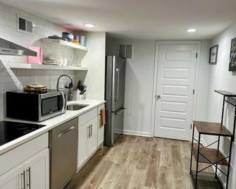 Charming 1-bedroom, 1 bathroom townhome in awesome Baltimore with WiFi, AC - Baltimore - Kitchen