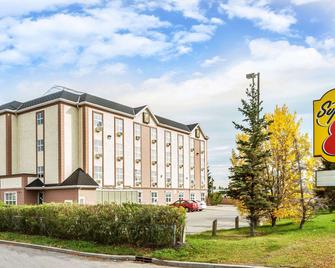 Super 8 by Wyndham Calgary/Airport - Calgary - Toà nhà
