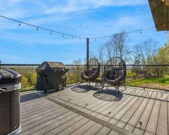 Alpine Abode | Hot Tub, King Bed, Panoramic Views in PA Wilds - Brookville - Balkón