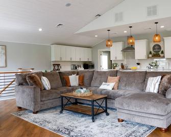 NEW! Elegance on The Farm -Limitless Amenities •Pool •Hot Tub •Fish Pond +more! - Ronks - Living room