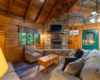 Mill Creek Cabins-Beautiful Secluded Luxury Cabins - Lansing - Living room