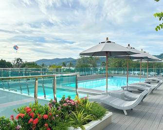 Clarian Hotel Beach Patong - Phuket - Piscina