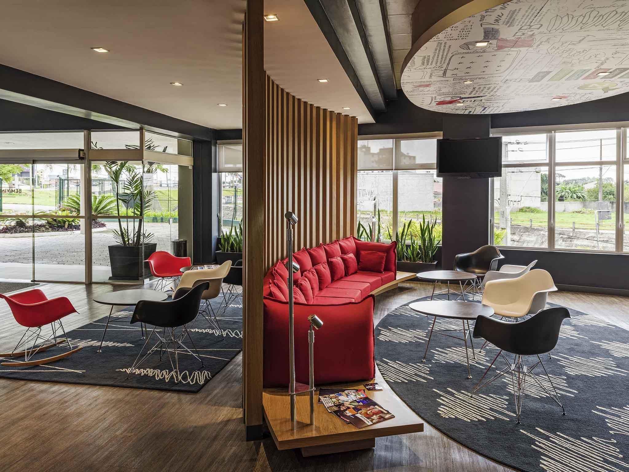 Ibis Curitiba Aeroporto - São José dos Pinhais - Sala de estar