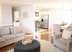 Family friendly Spacious 4 bedroom 3 bathroom getaway - Poughkeepsie - Soggiorno