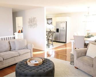 Family friendly Spacious 4 bedroom 3 bathroom getaway - Poughkeepsie - Living room