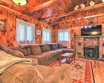 Ludlow Home w/ Hot Tub, Near Okemo Resort! - Ludlow - Living room