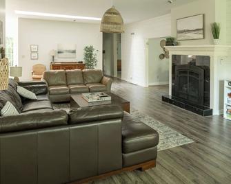 Family friendly cottage in Southcott Pines, Grand Bend, 700m to beach - Grand Bend - Living room