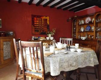 White Cottage Bed and Breakfast - וולברהאמפטון - חדר אוכל