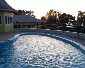 1 Bdr Apt #5 At Ramparts Near Sangster Airport - อ่าวมอนเทโก - สระว่ายน้ำ