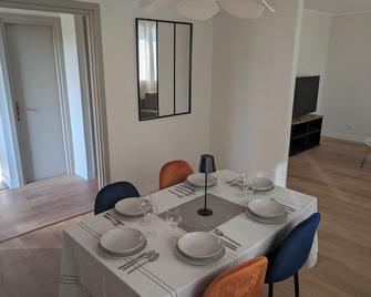 location calme et reposante à quelques minutes du zoo et proche des châteaux - Noyers-sur-Cher - Dining room