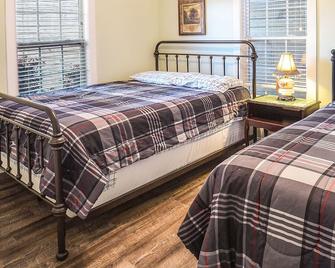 Waterfront ~ 2 Slip Boathouse ~ Pets Always Welcome! Comfort Inside & Out! - Scottsboro - Bedroom
