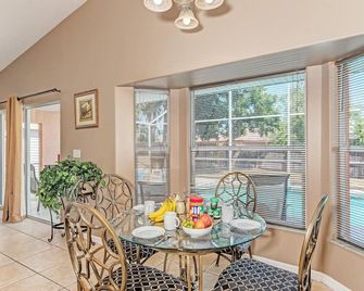 Family-Friendly Retreat: 2 Primary Bedrooms each with Ensuites - Sarasota - Dining room