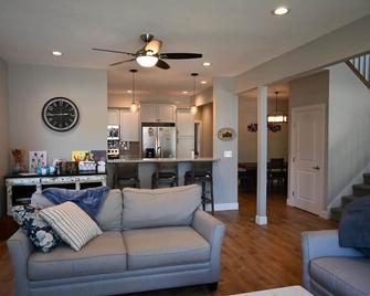 Beautiful 2019 Lakeside Classic Home! Golf Cart Included April-November! - Marblehead - Living room
