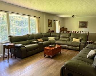 White Pines Retreat - Jackson - Living room