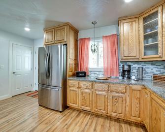 Waterfront Home: Allegheny River Access, Dock Slip - Ford City - Cocina