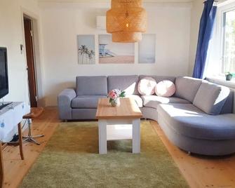 Summer Cottage Tucked Away In Coastal Area - Nørreballe - Sala de estar