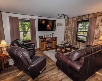 Cozy and Private Outdoor Retreat with a Luxury Cabin Located in Olney! - Olney - Вітальня
