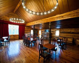 Two story cottage on 62 acre Het Landhuis estate - Pittsboro - Restaurante