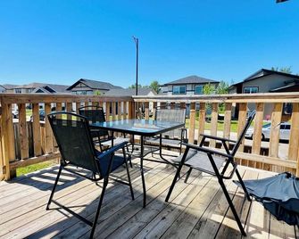 Sylvan Lake Retreat | Perfect Family Getaway | 7 mins walk to Lake | A/C | BBQ - Sylvan Lake - Balcón