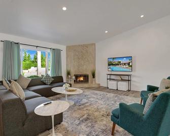 Catalina by AvantStay Fully Remodeled Palm Springs Haven Pool Permit3432 - Palm Springs - Living room