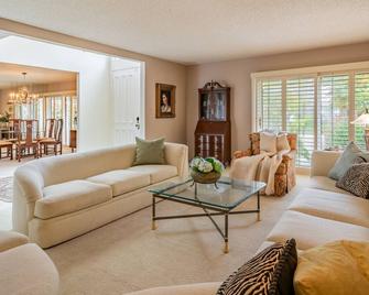 Keys Retreats - A Peaceful Waterfront Retreat - Ventura - Living room