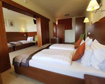 Hotel Villa Pax - Balatonalmadi - Slaapkamer