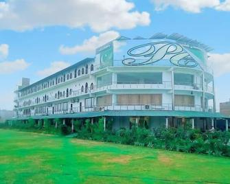 Pakistan Club Inn Hotel - Sukkur - Building