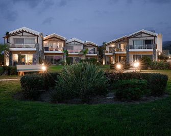 Restia - Acharavi - Clădire