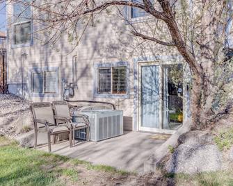 Charming 1-bdrm walkout basement suite with AC, WiFi in lovely Colorado Springs - Colorado Springs - Patio