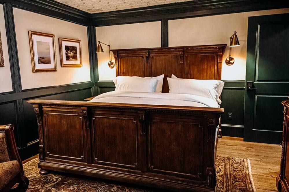 The Sofia King Suite - Bootleggers Lodge on Lake Nokomis - Tomahawk